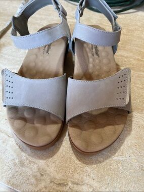 Walking Cradles Women’s Light Gray Adjustable Strap Sandals